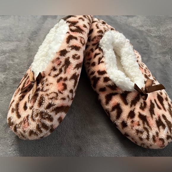 Women’s Fleece Cheetah Print Slipper Socks with Grippers New with Tags - Picture 2 of 5